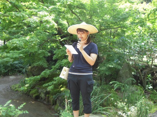 日本庭園の説明をする北村さん