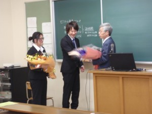 西田教授最終講義「最後は教え子たちから花束贈呈」