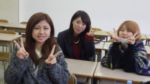 試験直前の3人（右から赤荻さん、川久保さん、嘉手苅さん）