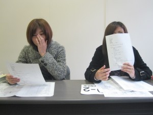 実行委員会中の藤川さん（左）と嘉手苅さん